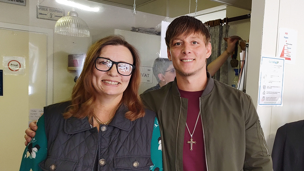 Mikkel og Birgitte i butikken i Odense web