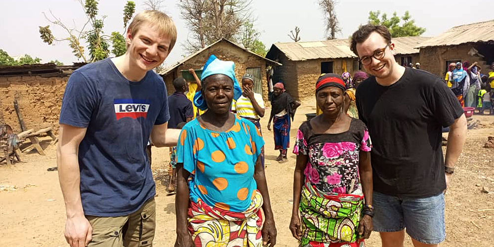 Markus og Anton med ældre kvinder i Nigeria