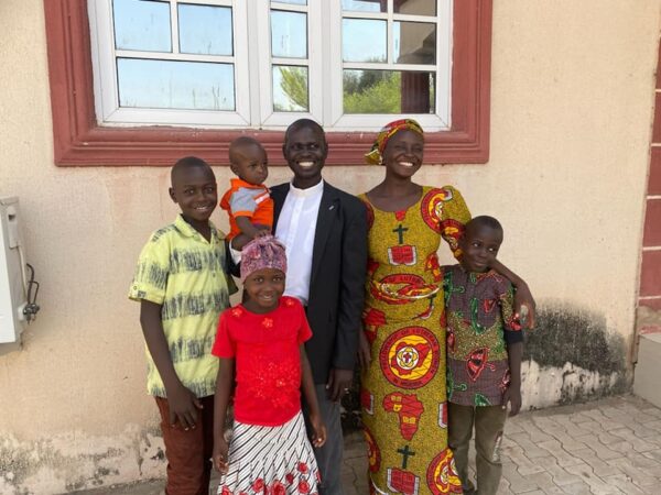 Christi and Hezron with familiy 2022 (1)